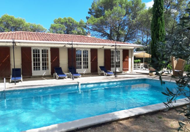 Villa Confortable de Plain-pied avec Piscine et Terrasse Adjacente