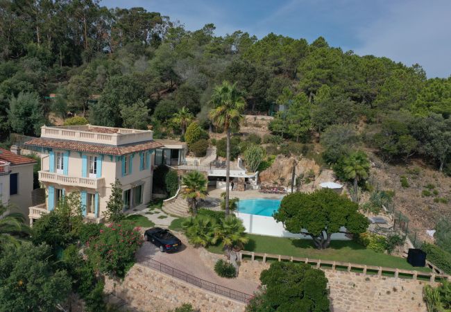 Villa 06leri airco en verwarmbaar zwembad met jacuzzi, zomerkeuken met bar, yogaplek - Théoule-sur-Mer - Côte d'Azur 