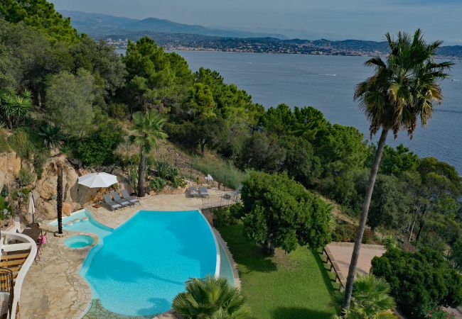 Villa 06LERI - verwarmbaar zwembad met zomerkeuken en adembenemend zeezicht naar Cannes - Theoule-sur-Mer, Cote d'Azur.