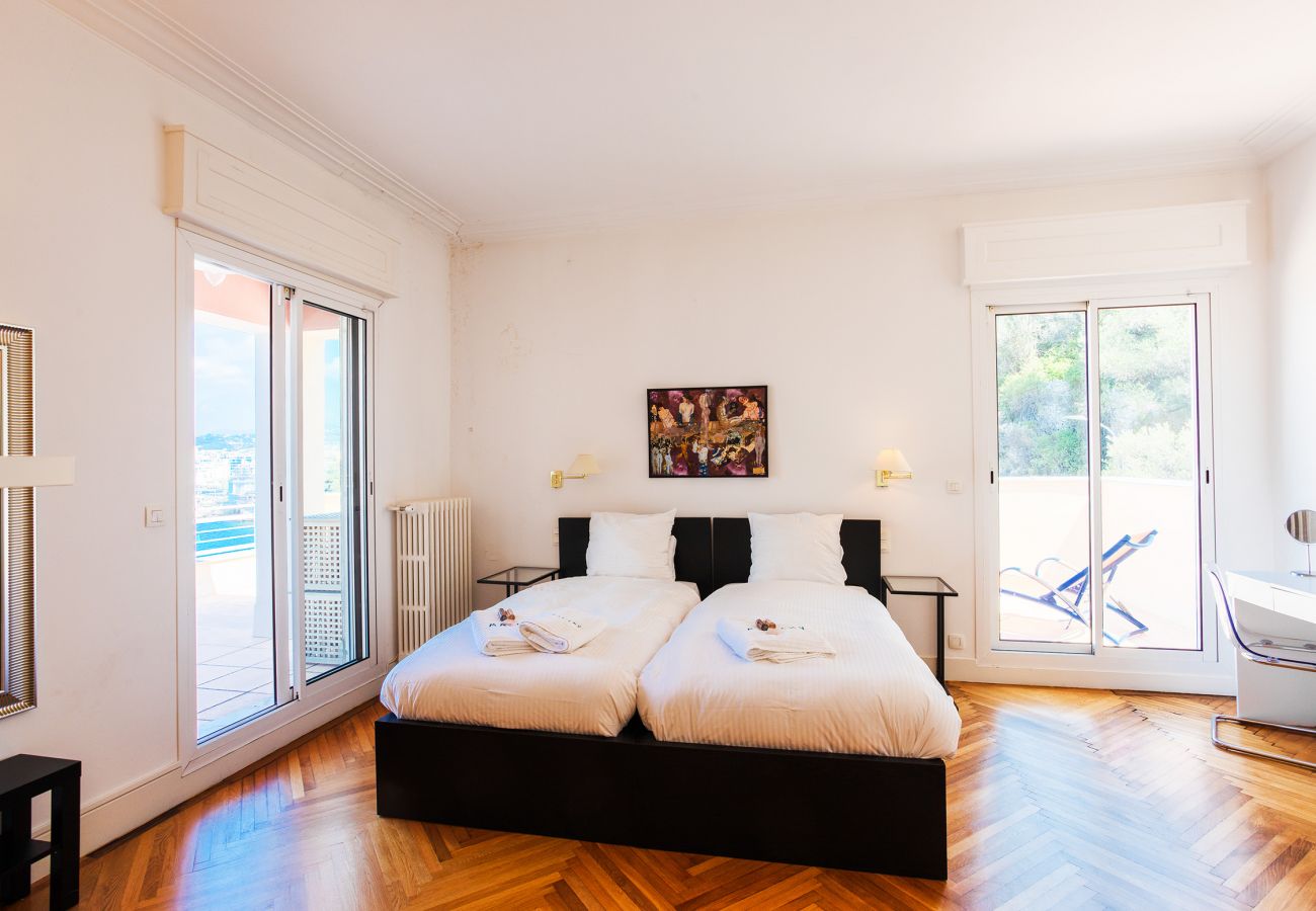 Bedroom with sea view