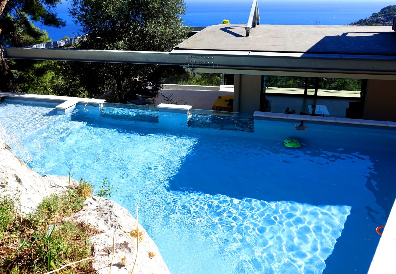 Swimming pool 5 minutes from Monaco