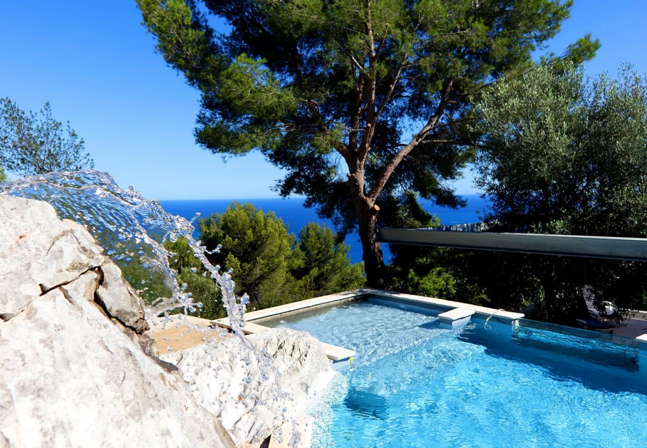 Swimming pool with sea view in Beausoleil