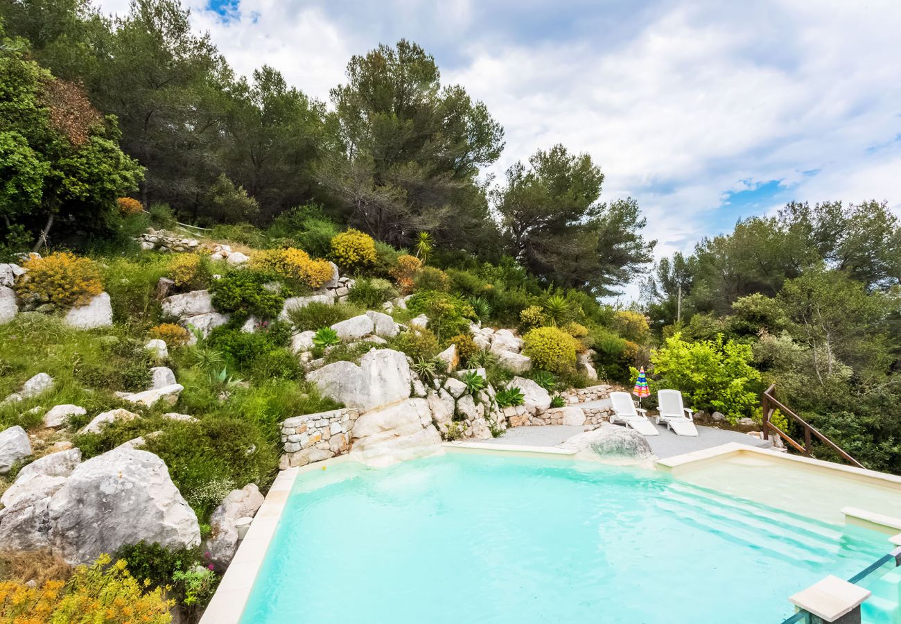 Swimming pool with greenery 5 minutes from Monaco
