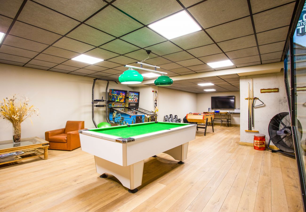 Games room with billiards