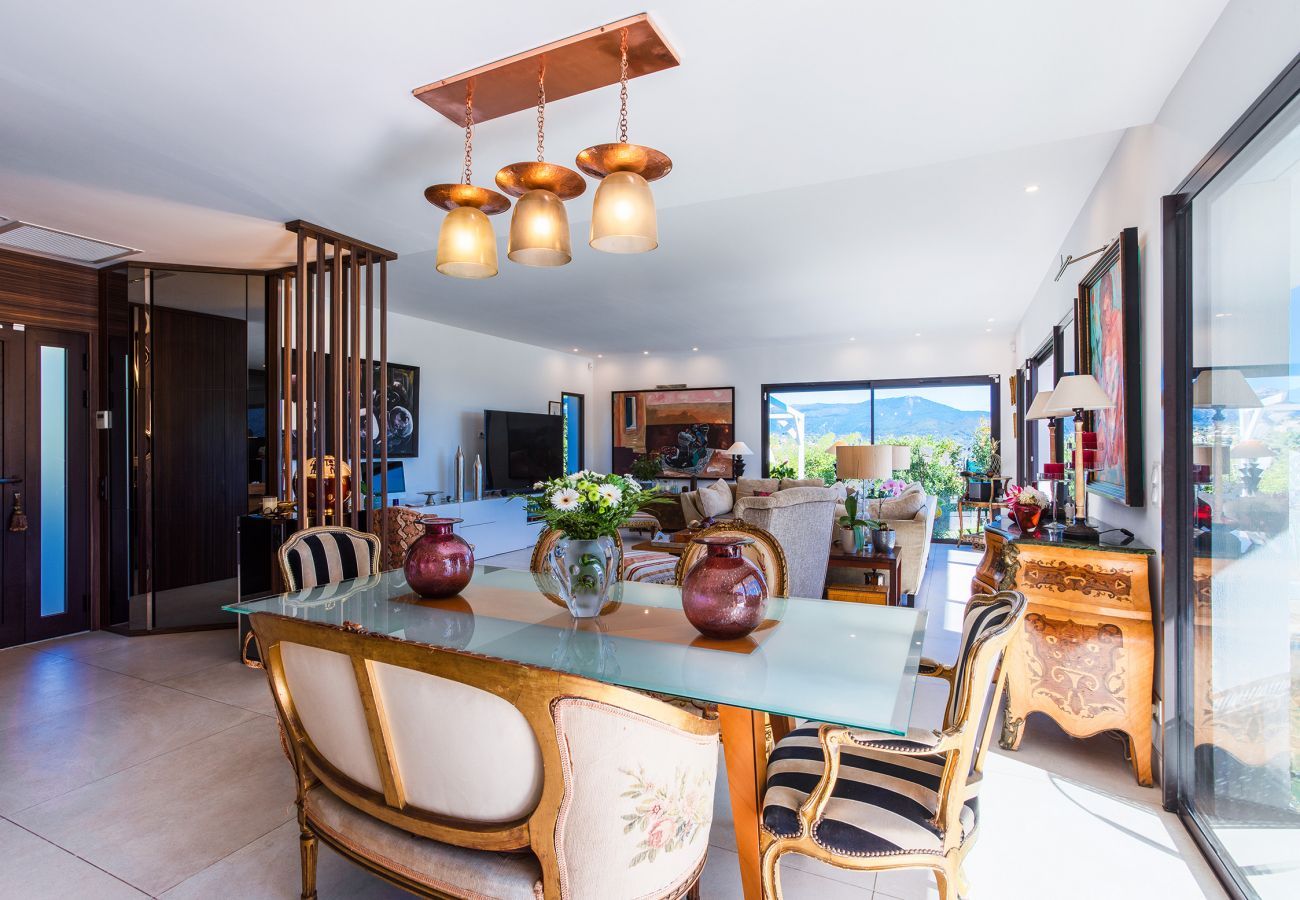 Bright dining room