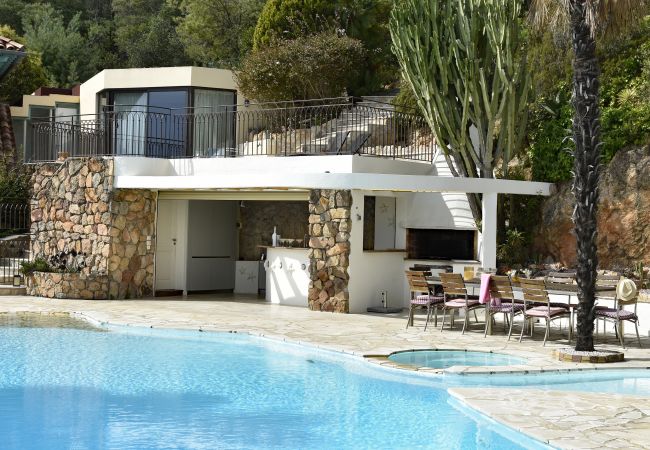 Villa 06LERI - Summer kitchen with bar, bathroom and dining table - Théoule-sur Mer, Côte d'Azur