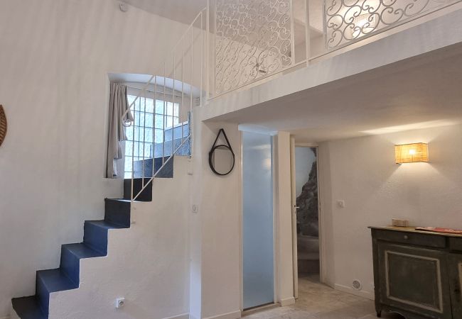 Villa 06LERI - Stairs in Indoor studio with two single beds and garden door - Théoule-sur Mer, Côte d'Azur