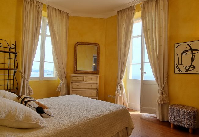 Villa 06LERI - Bedroom with sea view and balcony - Théoule-sur Mer, Côte d'Azur