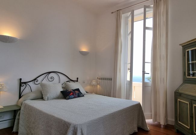 Villa 06LERI - Bedroom with double bed, sea view and balcony - Théoule-sur Mer, Côte d'Azur