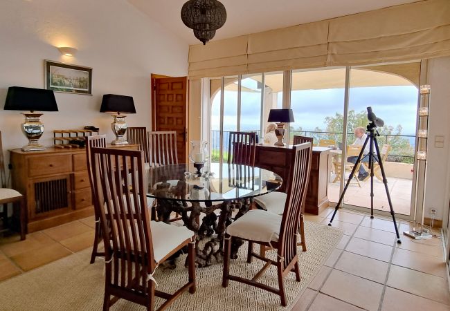 06LOUB holiday home dining room with binoculars and terrace door - panoramic views - Cabris, Cote d'Azur