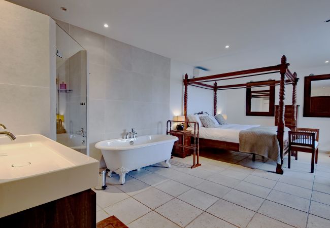 06LOUB bathroom with bathtub, shower and double sink - Cabris, Cote d'Azur