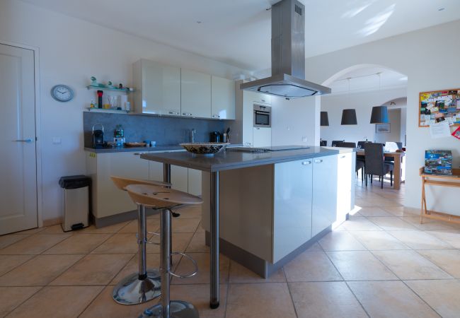 Villa 06prad: Spacious kitchen with stylish cooking island, perfect for culinary delights.