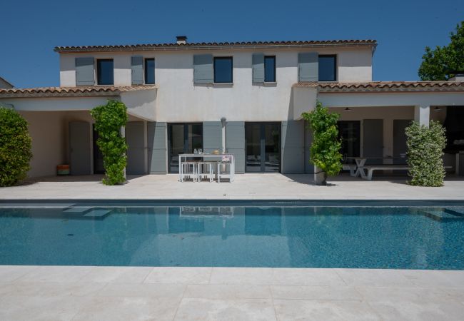 Villa Beaumont with heated and secured pool, 4 bedrooms, and 4 bathrooms, within walking distance of Malaucène - Provence
